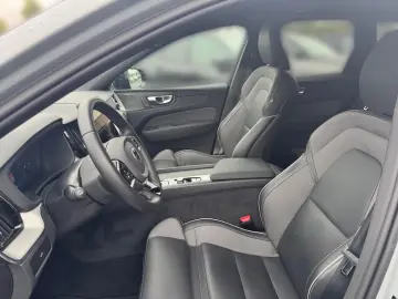Volvo XC60 B5 AWD Plus Black Edition   PANO • HUD • 360