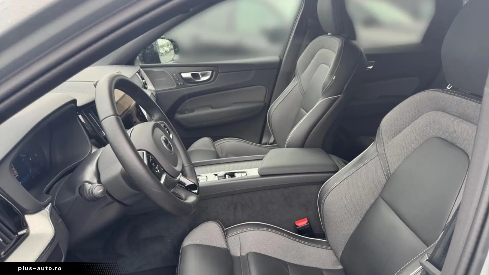Volvo XC60 B5 AWD Plus Black Edition   PANO • HUD • 360