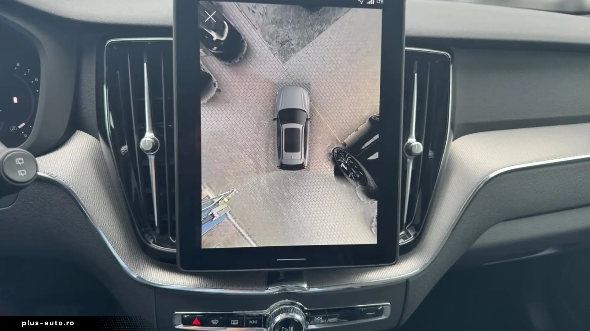 Volvo XC60 B5 AWD Plus Black Edition   PANO • HUD • 360