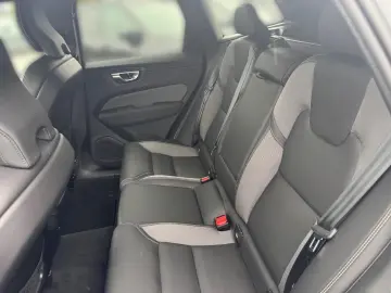 Volvo XC60 B5 AWD Plus Black Edition   PANO • HUD • 360