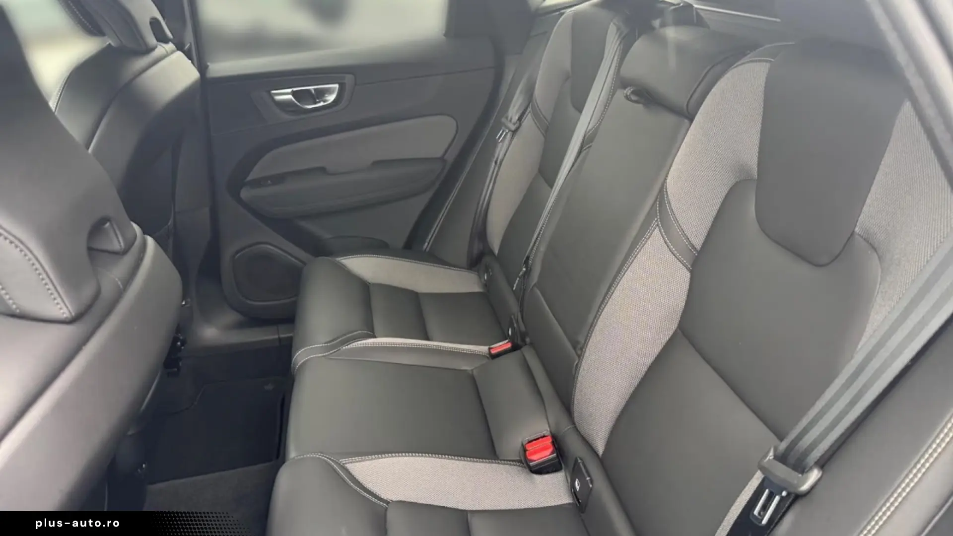 Volvo XC60 B5 AWD Plus Black Edition   PANO • HUD • 360
