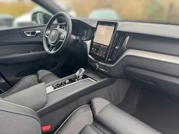 Volvo XC60 B5 AWD Plus Black Edition   PANO • HUD • 360