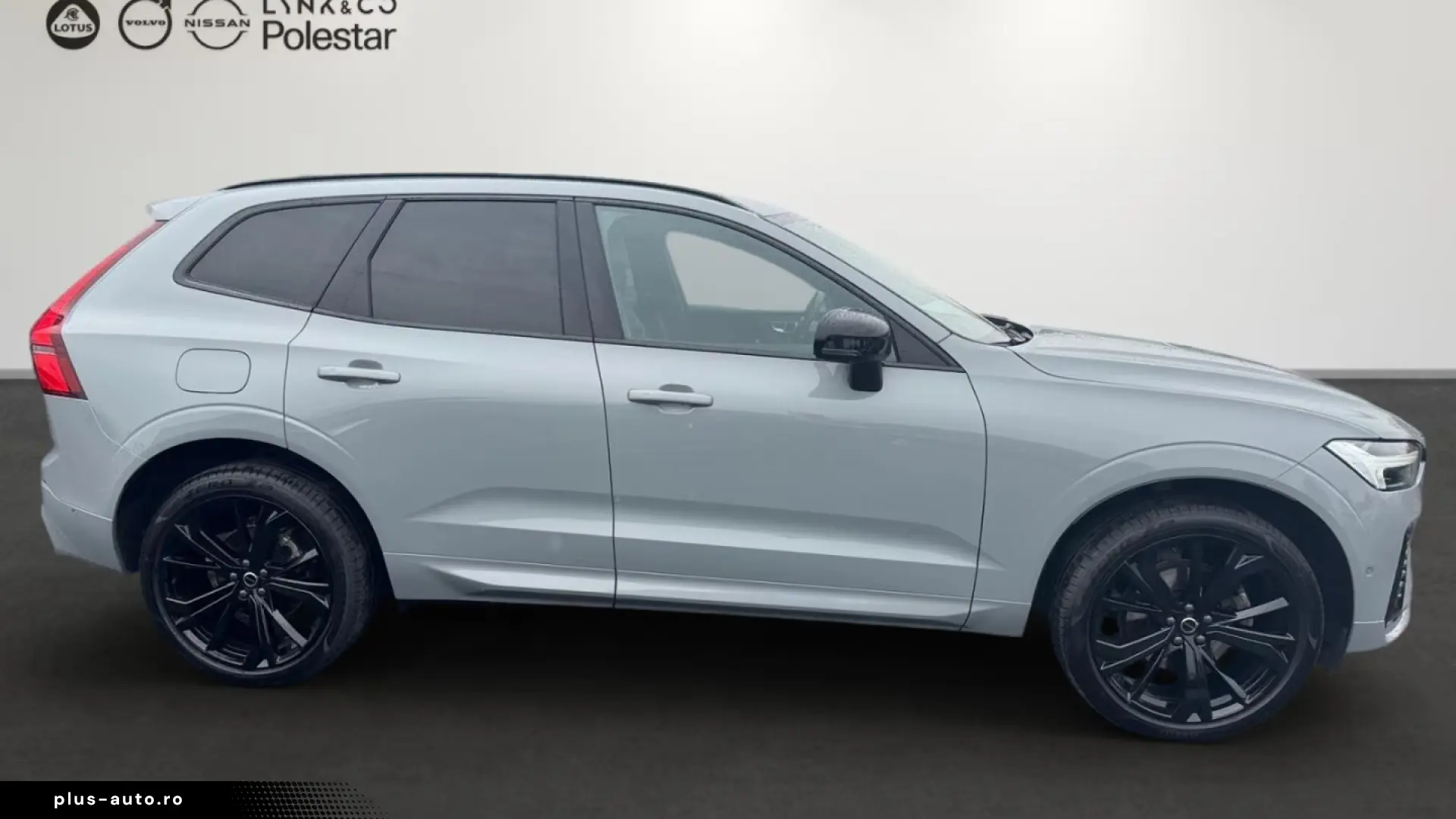 Volvo XC60 B5 AWD Plus Black Edition   PANO • HUD • 360