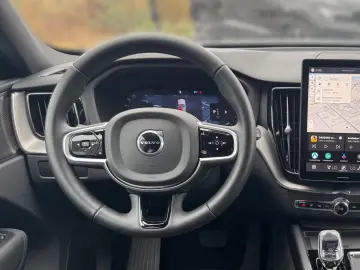 Volvo XC60 B5 AWD Plus Black Edition   PANO • HUD • 360