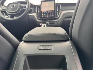 Volvo XC60 B5 AWD Plus Black Edition   PANO • HUD • 360