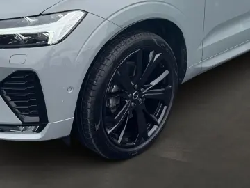 Volvo XC60 B5 AWD Plus Black Edition   PANO • HUD • 360