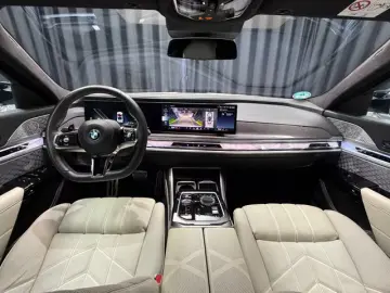BMW M760 e xDrive M-SPORT TV B&W SKY-LOUNGE