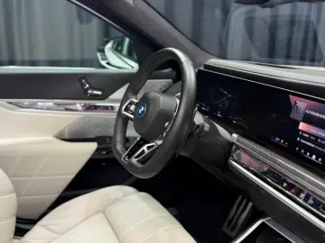 BMW M760 e xDrive M-SPORT TV B&W SKY-LOUNGE