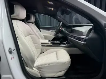 BMW M760 e xDrive M-SPORT TV B&W SKY-LOUNGE