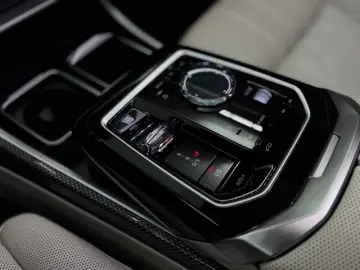 BMW M760 e xDrive M-SPORT TV B&W SKY-LOUNGE