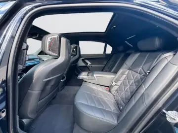 BMW 740d xDrive MSport Iconic SkyPano B&W 360  Hud