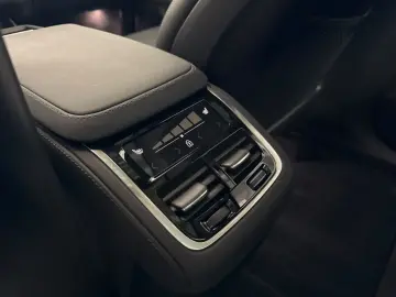 VOLVO XC90 Ultra Bright AWD Pano B&W 7Sitzer AHK Luft.