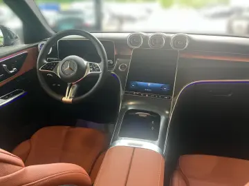 MERCEDES-BENZ GLC 200 4MATIC Edi.-AVA DISTR AHK LED …