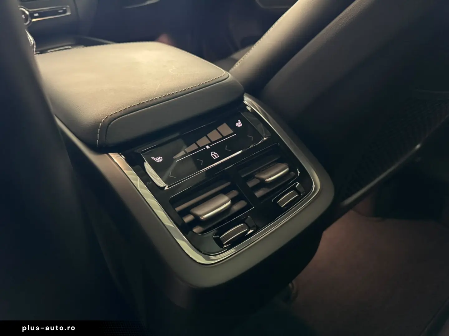 VOLVO XC60 Ultra Dark AWD H K Panoramic