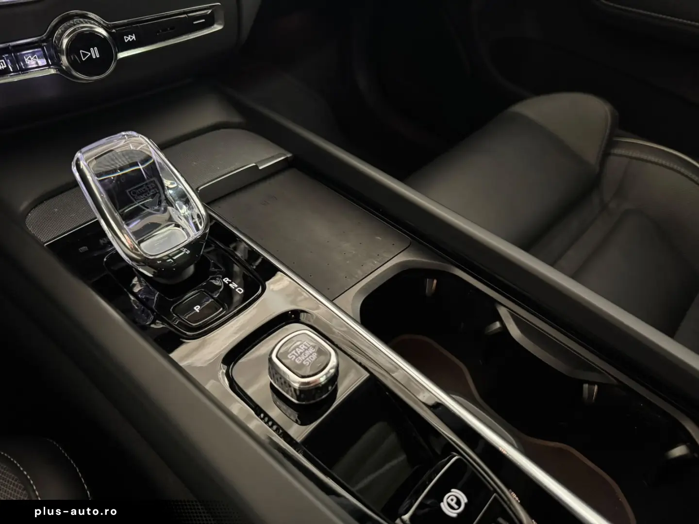 VOLVO XC60 Ultra Dark AWD H K Panoramic