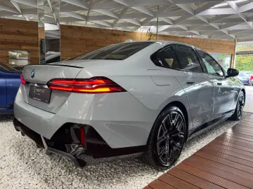 BMW i5 40eDrive M Sport B&W Iconic Glow