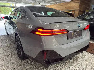 BMW i5 40eDrive M Sport B&W Iconic Glow