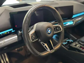 BMW i5 40eDrive M Sport B&W Iconic Glow