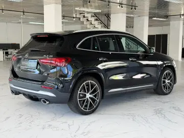 Mercedes-Benz GLA 35 AMG WIDE CARBON DISTRONIC