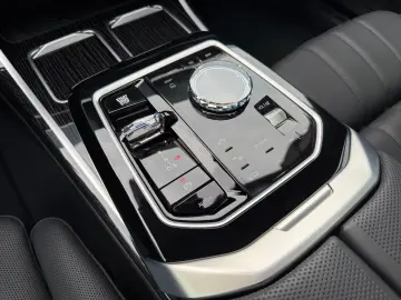 BMW 740d xD M-Sport A-door Sky TV SoftClos B&W FULL