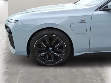 BMW 750e xDrive Limousine M Sport Massage AHK Alarm
