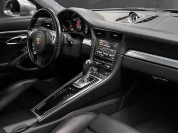 PORSCHE 911 Carrera 4 S