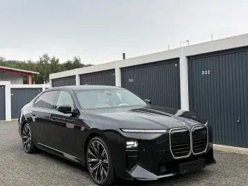 BMW 740i xDrive M Sport_MY2027_TV_Sky_Lounge