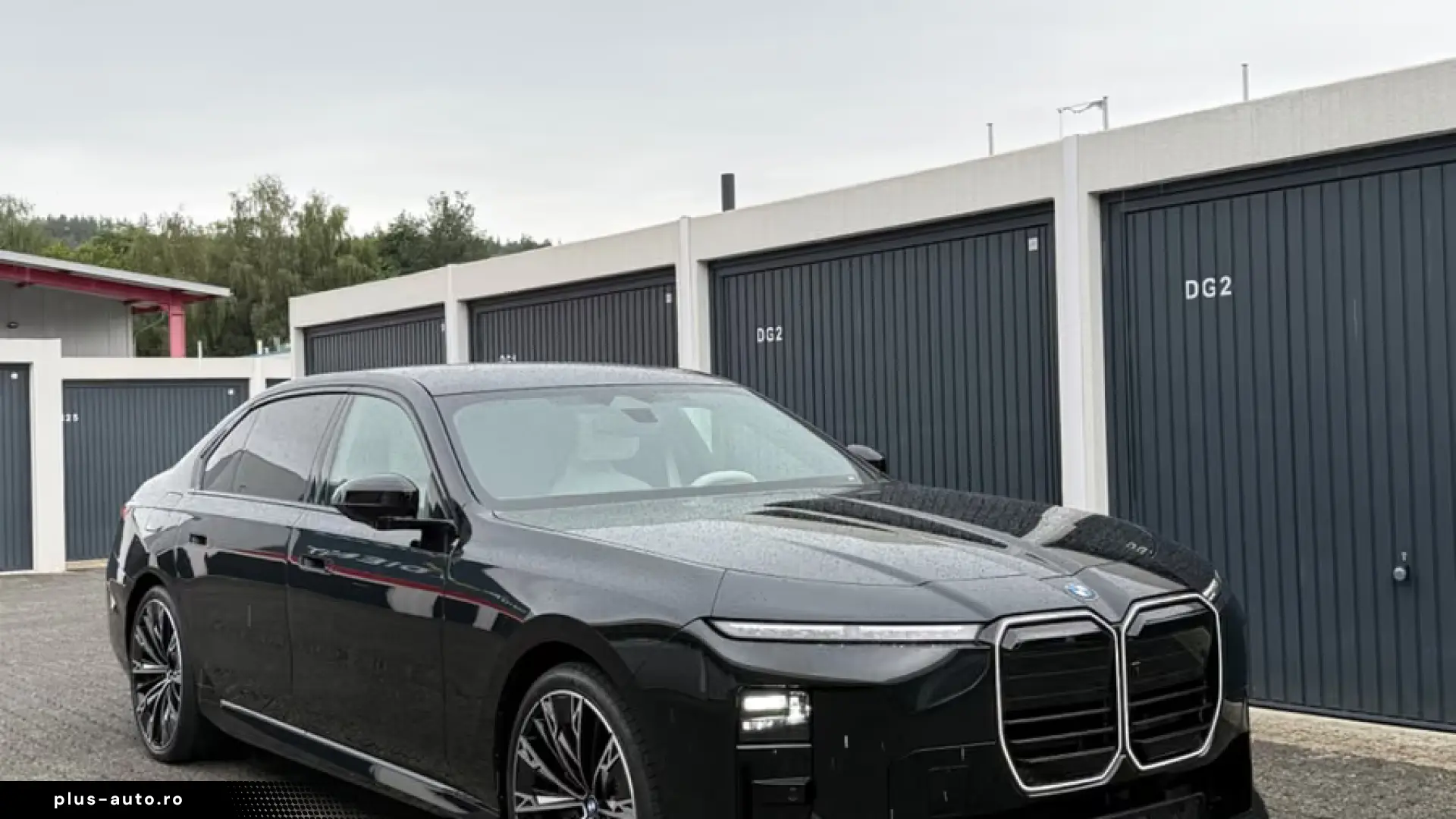 BMW 740i xDrive M Sport_MY2027_TV_Sky_Lounge