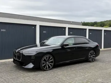 BMW 740i xDrive M Sport_MY2027_TV_Sky_Lounge