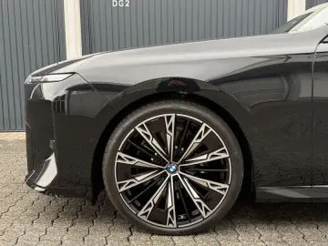 BMW 740i xDrive M Sport_MY2027_TV_Sky_Lounge