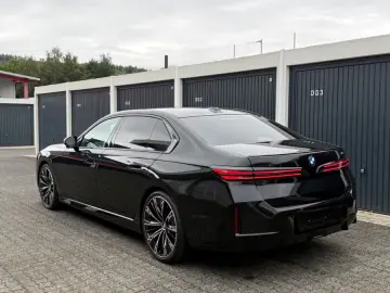BMW 740i xDrive M Sport_MY2027_TV_Sky_Lounge