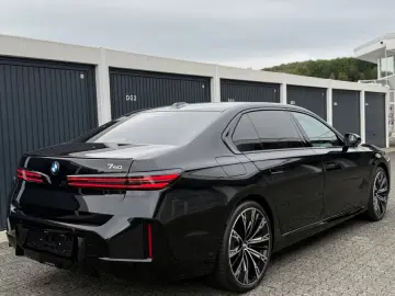 BMW 740i xDrive M Sport_MY2027_TV_Sky_Lounge