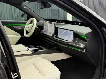 BMW 740i xDrive M Sport_MY2027_TV_Sky_Lounge