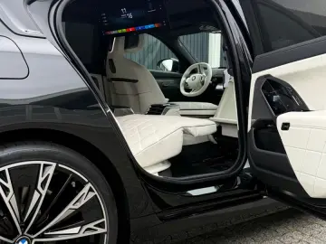 BMW 740i xDrive M Sport_MY2027_TV_Sky_Lounge