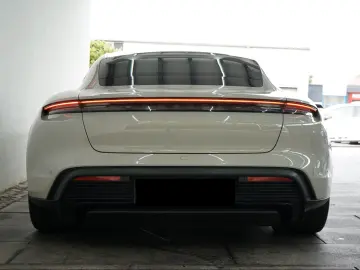 Porsche Taycan GTS   PCCB • PDCC • REAR AXLE STEERING