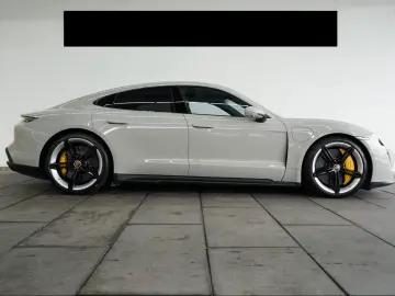 Porsche Taycan GTS   PCCB • PDCC • REAR AXLE STEERING
