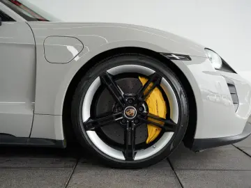 Porsche Taycan GTS   PCCB • PDCC • REAR AXLE STEERING