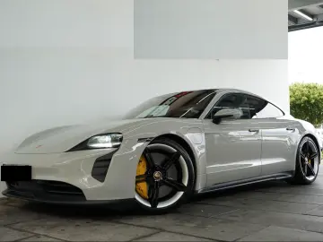 Porsche Taycan GTS   PCCB • PDCC • REAR AXLE STEERING