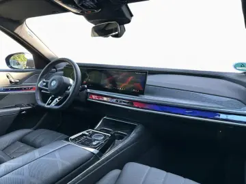BMW 750e xDr M Sport DA PA-Pr B W IconicGl Massage