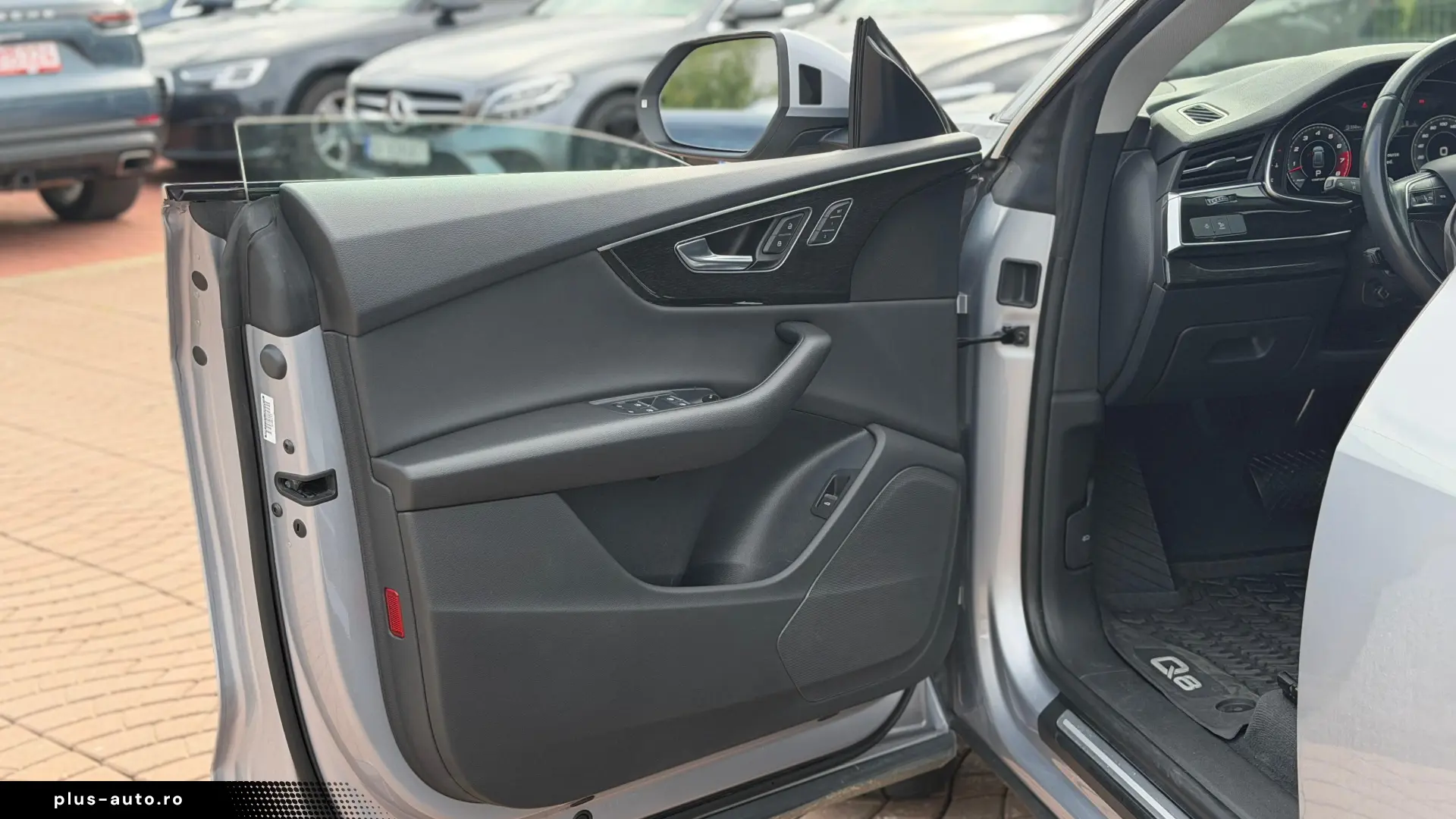 AUDI Q8 2021
