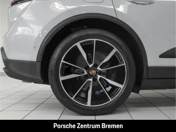 PORSCHE Macan 4