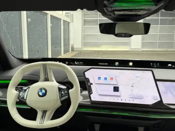 BMW 740i xDrive B&W Kristal TV SkyL Full