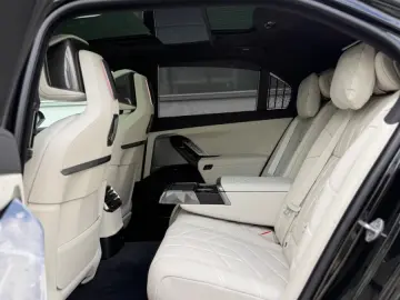 BMW 740i xDrive B&W Kristal TV SkyL Full