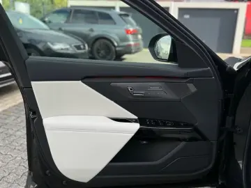 BMW 740i xDrive B&W Kristal TV SkyL Full
