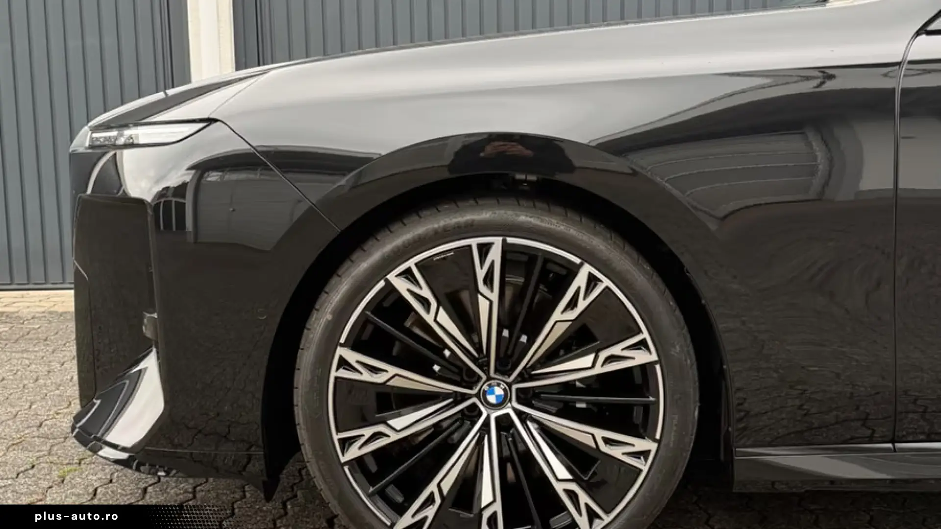 BMW 740i xDrive B&W Kristal TV SkyL Full