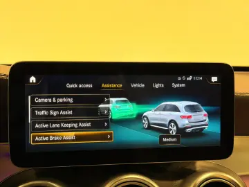 MERCEDES-BENZ GLC 300de 4Matic ACC Matrix Pano Ambilight