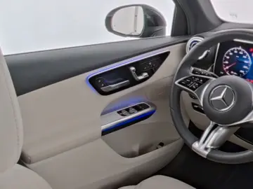 MERCEDES-BENZ GLC 220 d 4M Avantgarde LED 360 Pano AHK Distr