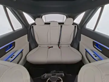 MERCEDES-BENZ GLC 220 d 4M Avantgarde LED 360 Pano AHK Distr