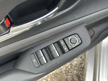 TOYOTA Prius Plug-in Hybrid UPE 48170! Navi LED MFL BT