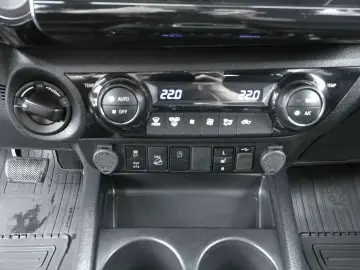 TOYOTA Hilux Double Cab Comfort 4x4 AHK A T Bereifung